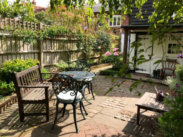 istock An English cottage garden 1147577816