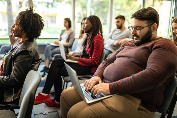 nadwaga człowiek za pomocą laptopa podczas prezentacji biznesowej - smart casual overweight black white zdjęcia i obrazy z banku zdjęć