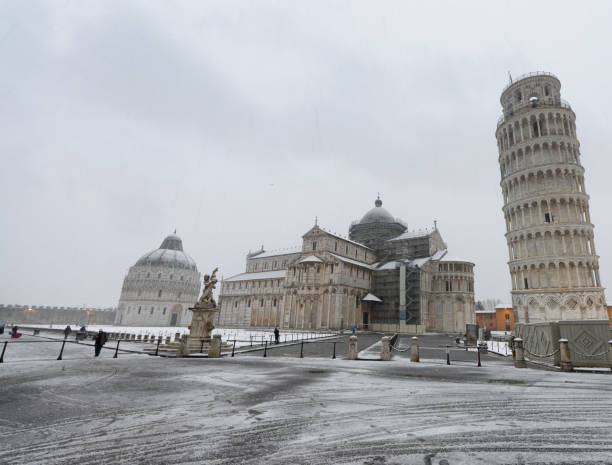 platz der wunder und pisa angelanken turm bei sonnenaufgang nach einem winter-schneesturm, toskana-italien - pisa tuscany italy baptistery stock-fotos und bilder