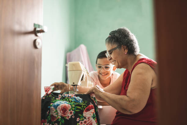 el amor por el trabajo - senior women grandmother glasses senior adult fotografías e imágenes de stock