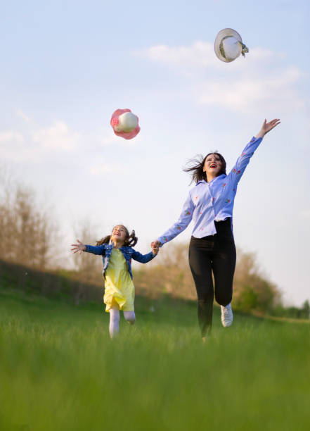 бросить шляпу в воздух - babies and children cheerful low angle view vertical стоковые фото и изображения