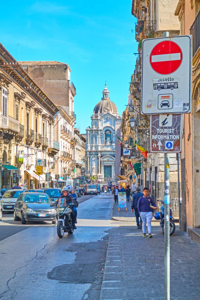 giuseppe garibaldi street in catania - catania sicily italy traffic foto e immagini stock