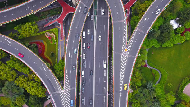 高速道路ジャンクションの航空写真図形文字 x 十字。輸送コンセプトの木がある橋、道路、または街路。中国・上海市街地における建築の構造形状 - aerial view shanghai technology multiple lane highway ストックフォトと画像