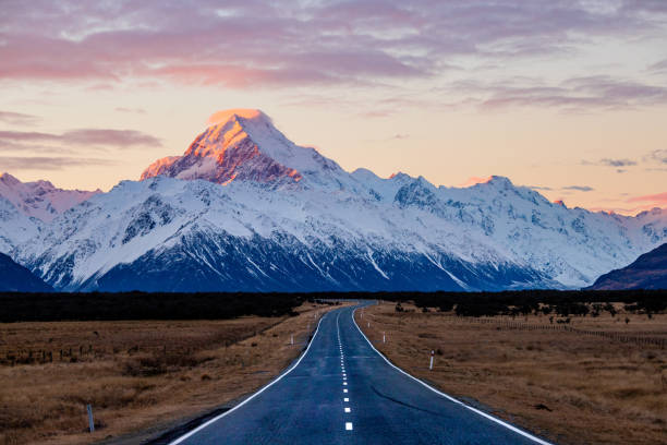 state highway 80-el camino a aoraki - snow capped mountain peaks fotografías e imágenes de stock