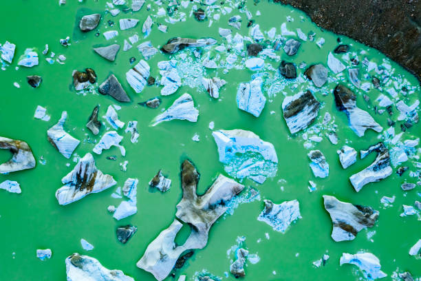 istock Overhead view of icebergs in a lake 1147616369