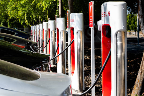 Tesla charging station May 5, 2019 San Jose / CA / USA - Tesla vehicles plugged in at a charging station in south San Francisco bay area; Silicon Valley supercharged engine stock pictures, royalty-free photos & images