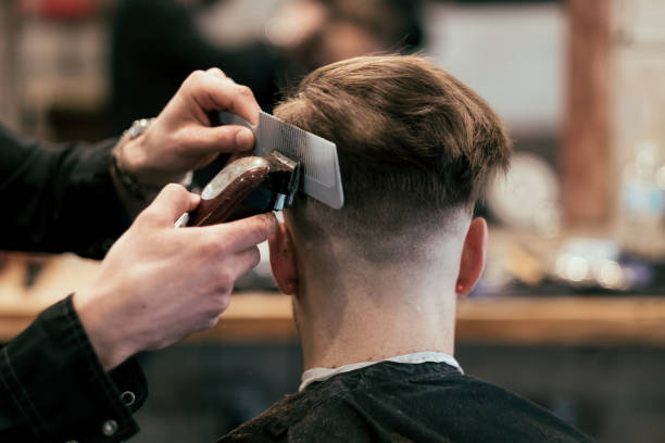 английский стиль парикмахерской действий - men hairdresser human hair hairstyle стоковые фото и изображения