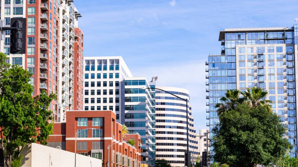 skyline da baixa de san jose, com ascensões elevadas residenciais e edifícios de escritórios modernos; silicon valley - vale do silício - fotografias e filmes do acervo