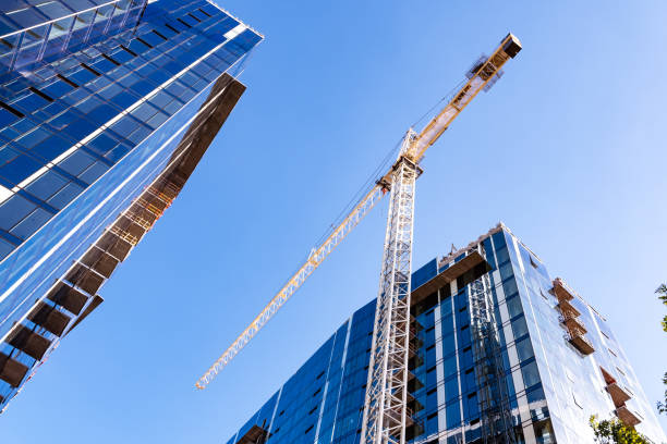 gru e grattacieli in costruzione a san jose, zona della baia di south san francisco - steel construction site construction glass foto e immagini stock