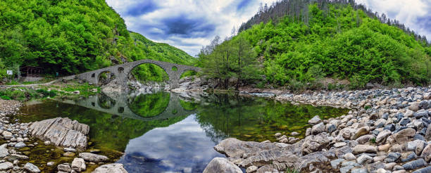 올드로만 데빌 브리지, 아르디 노, 불가리아, 파노라마 - spring stream landscape boulder 뉴스 사진 이미지