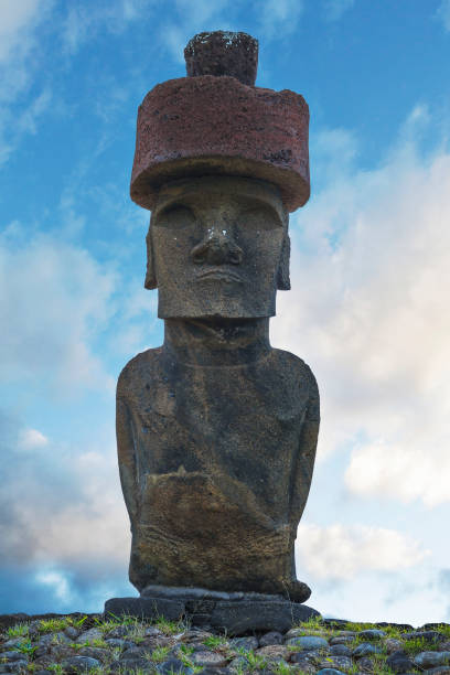 un moai d’ahu nao-nao sur l’île de pâques/rapa nui - moai statue photos et images de collection