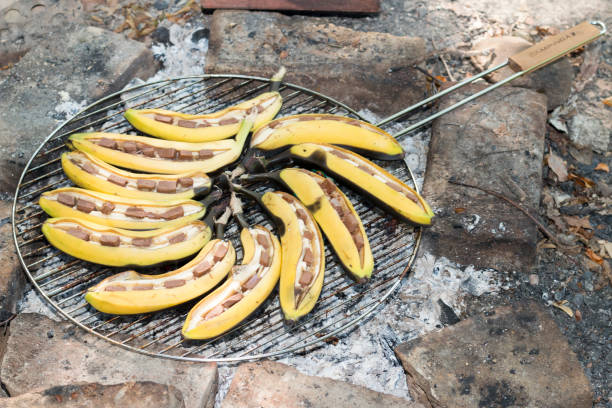 банан на гриле - grilled bananas стоковые фото и изображения