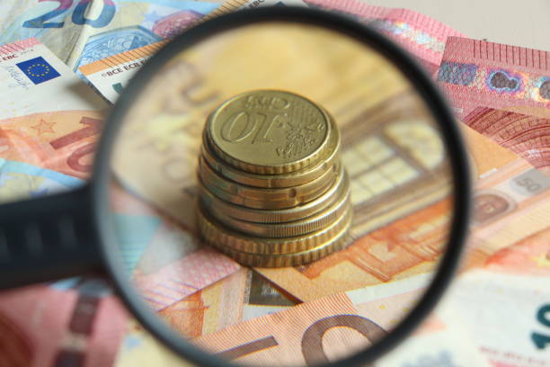 ユーロ硬貨、紙幣、拡大鏡 - magnification coin equipment european union currency ストックフォトと画像
