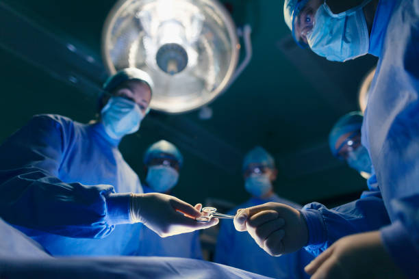 personnel de salle d’opération effectuant la chirurgie d’hôpital - human hand reaching black white photos et images de collection