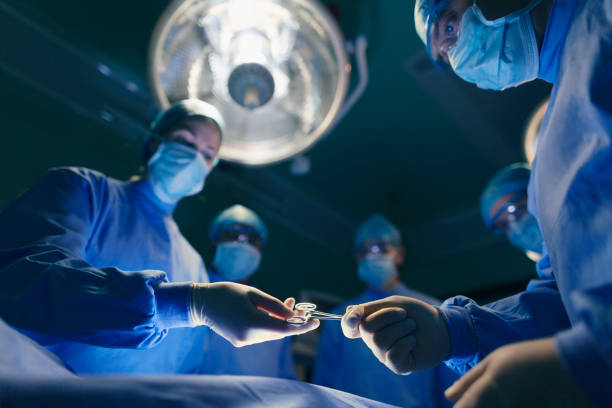 personel sali operacyjnej wykonujący operację szpitalna - doctor preparation surgery surgical glove zdjęcia i obrazy z banku zdjęć