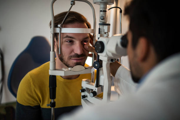 안과 의사의 사무실에서 눈 검사를 하는 젊은 남자. - 검사 보기 뉴스 사진 이미지