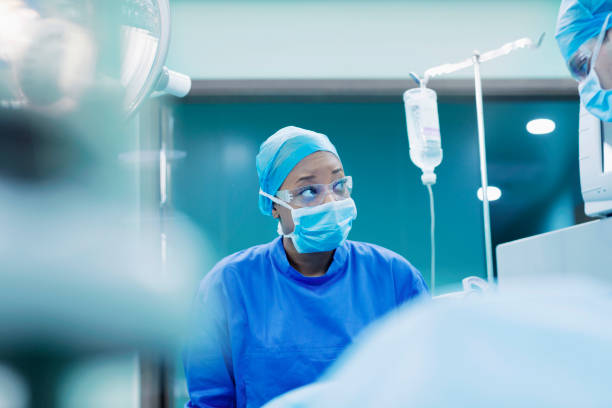 lekarz sprawdzający monitor na sali operacyjnej - operating room hospital medical equipment surgery zdjęcia i obrazy z banku zdjęć