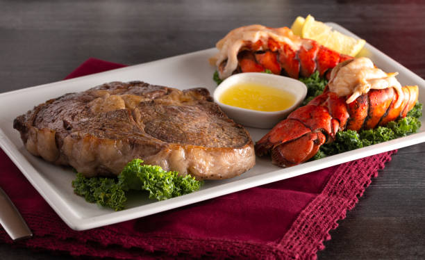 kolacja surfowania i murawy steków i homarów - lobster strip steak steak seafood zdjęcia i obrazy z banku zdjęć