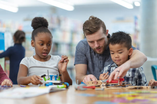 istock Children building circuits together 1147656403