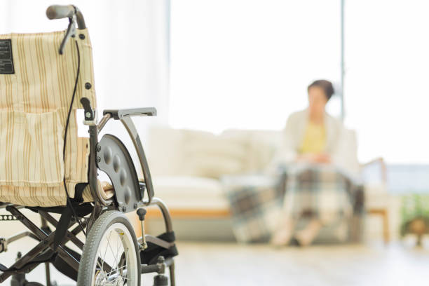 старшая леди в инвалидной коляске - medical building healthcare and medicine senior adult household equipment стоковые фото и изображения
