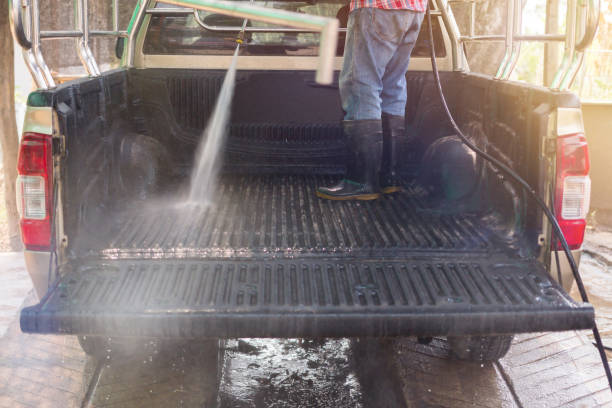работники автомойки используют воду высокого давления - hose of a high pressure стоковые фото и изображения