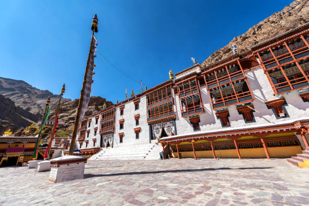 monastério do templo de hemis, templo grande e grande em leh-ladakh, india - tibet monk architecture india - fotografias e filmes do acervo