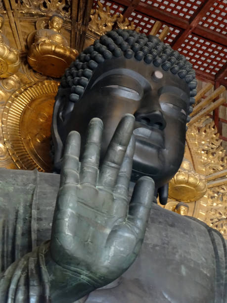 a grande estátua de buddha no templo de todai-ji em nara - altar residential structure spirituality house - fotografias e filmes do acervo
