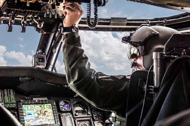 육군 헬기 조종사는 검은 헬기를 타고 - cockpit helicopter aerospace industry dashboard 뉴스 사진 이미지