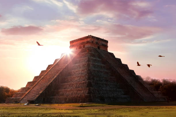complesso archeologico chichen itza. piramide maya sullo sfondo di un bellissimo tramonto. tempio di kukulkan. messico. yucatan. - mayan temple old ruin ancient foto e immagini stock