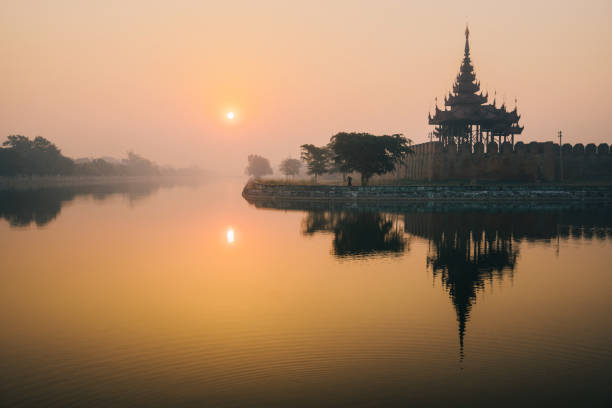 сценический вид на город мандалай на закате - burmese culture myanmar pagoda dusk стоковые фото и изображения