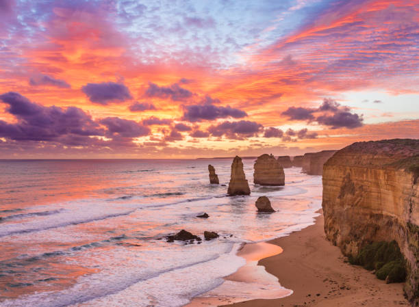 закат в двенадцать апостолов, великая океанская дорога, виктория, австралия - landscape twelve apostles sea rocks sea rock стоковые фото и изображения