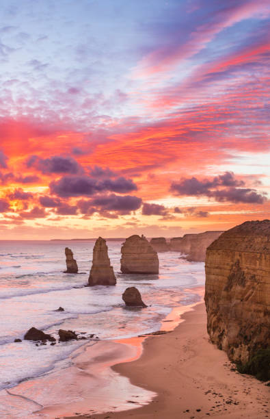 tramonto a twelve apostles, great ocean road, victoria, australia - roccia dei dodici apostoli foto e immagini stock