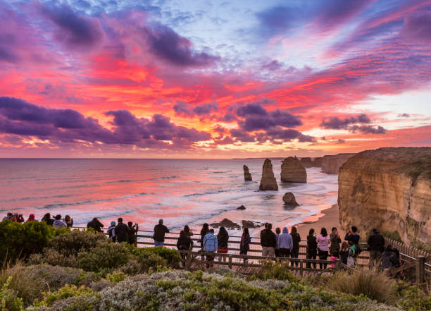 tramonto a twelve apostles, great ocean road, victoria, australia - twelve apostles sea rocks immagine foto e immagini stock