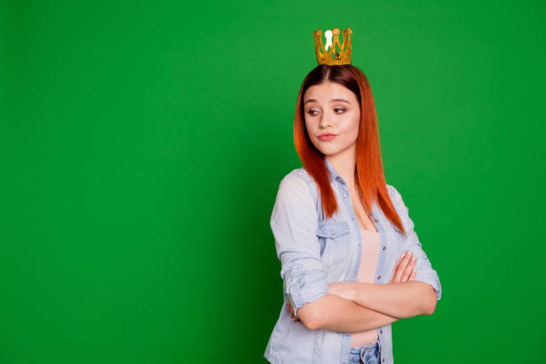 retrato de egoísta independiente dama de la juventud independiente desprecio personas persona enojo orgullo enojado ella misma usar jeans traje largo pelo recto aislado en fondo verde - elitist fotografías e imágenes de stock