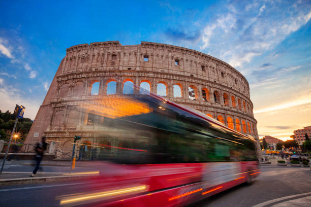 coliseo en roma, italia - electric light arch architecture building exterior fotografías e imágenes de stock