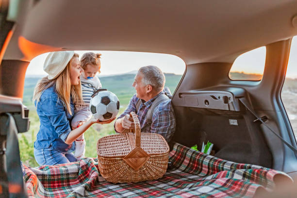 roadtrip freddo - car family picnic vacations foto e immagini stock