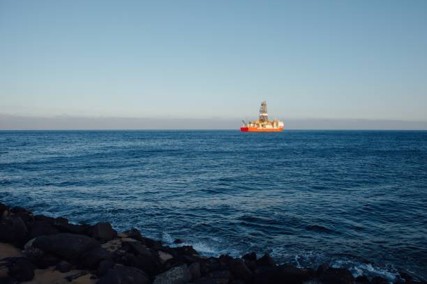 offshore-öl-und gasbohrschiff, blauer meerblick - drillship stock-fotos und bilder