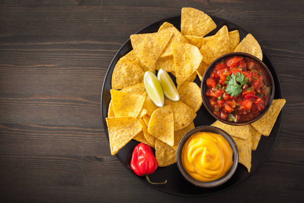 mexican nachos tortilla chips with salsa and cheese dip - wood chip fotos imagens e fotografias de stock