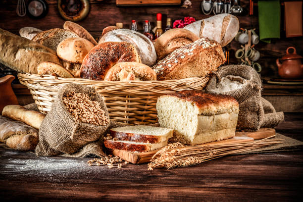 padaria artesanal: pão, rolos e ingredientes misturados frescos em uma cozinha rústica - bread soda bread baked sesame - fotografias e filmes do acervo
