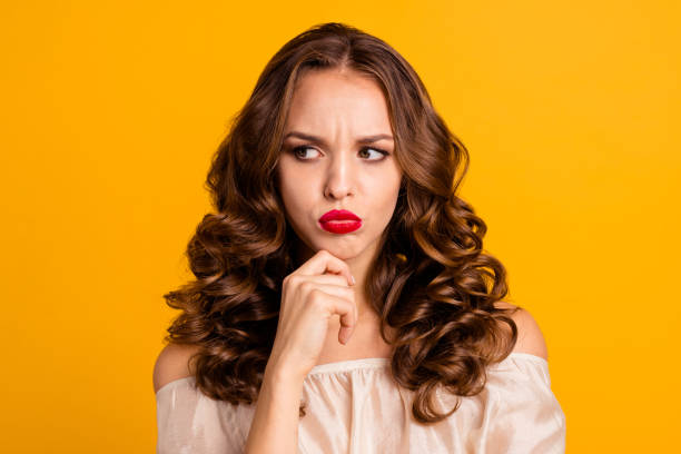 nahauf-porträt von ihr sie schön schön schön schön schön schön chic grump düsty, weltoffeln dame blasen plump lippen isoliert über hell lebendigen glanz gelben hintergrund - sullen women head and shoulders close up stock-fotos und bilder