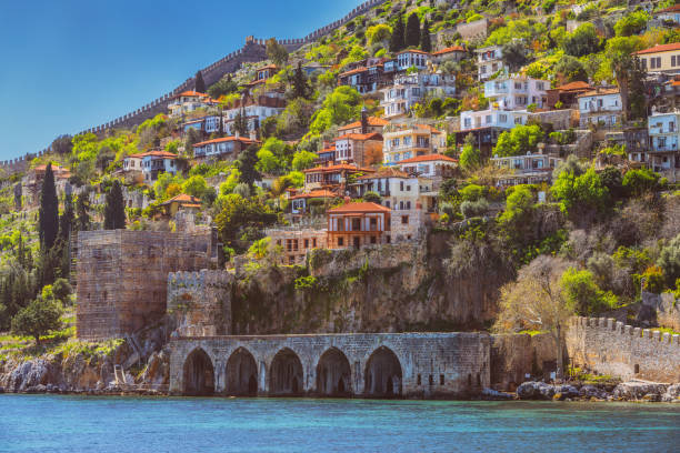 old town of alanya view from sea - província de antália imagens e fotografias de stock