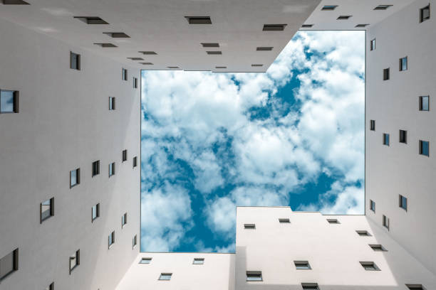 vivant sous le ciel de berlin - apartment window sky sun photos et images de collection