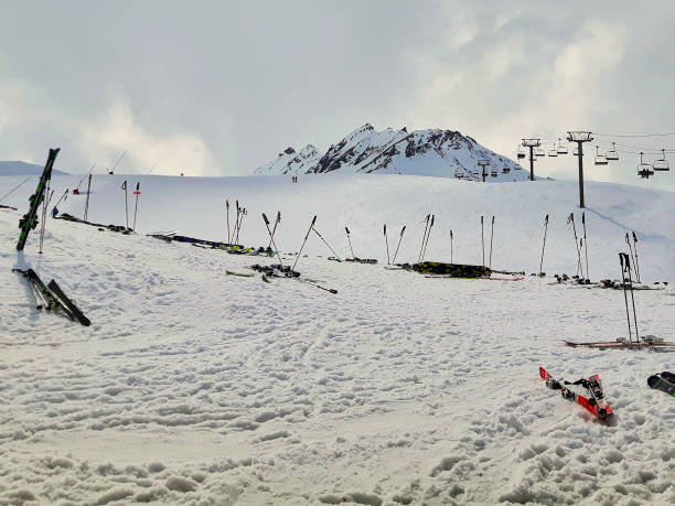 istock Skis abandoned in the snow 1147765376