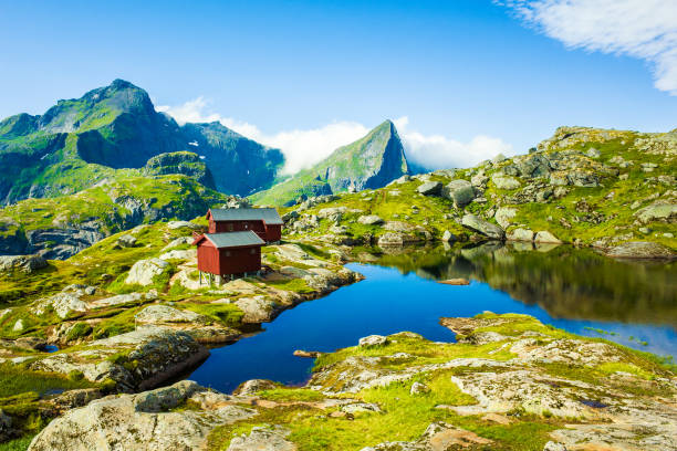 ロフォーテン諸島のドラマチックな山の風景、ノルウェー - lofoten and vesteral islands ストックフォトと画像