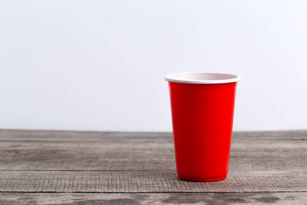 jeu beer pong sur table en bois - disposable cup red beer plastic photos et images de collection