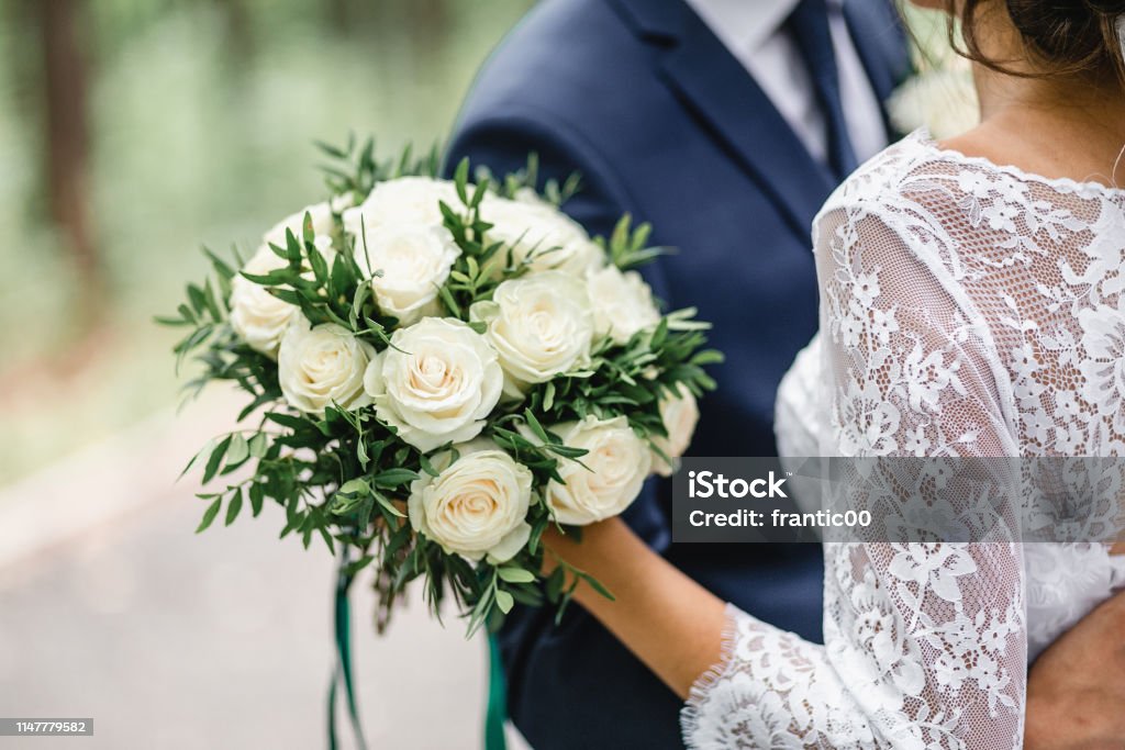 Glückliche Braut und Bräutigam auf ihrer Hochzeit Umarmung - Lizenzfrei Hochzeit Stock-Foto