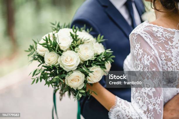 Glückliche Braut Und Bräutigam Auf Ihrer Hochzeit Umarmung Stockfoto und mehr Bilder von Hochzeit