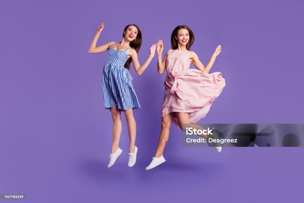 Tamaño De Cuerpo Completo Foto Dos Personas Hermosa Funky Ella Sus Modelos Elegantes Damas Saltando Los Tamaño De Cuerpo Completo Foto Dos Personas Hermosa Funky Ella Sus Modelos Elegantes Damas Saltando Los