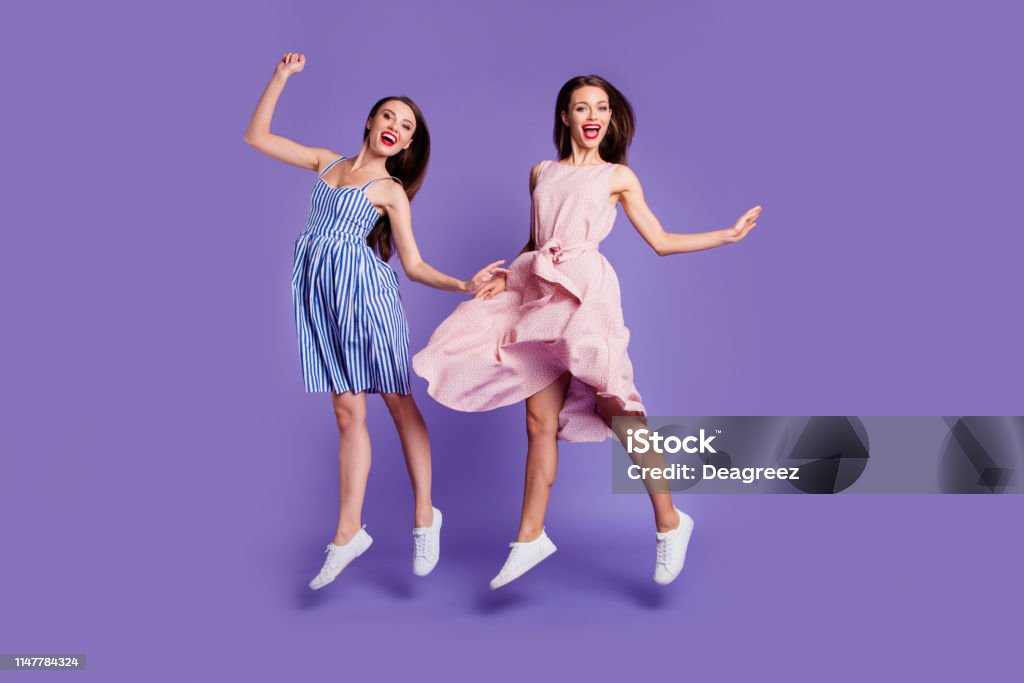 Tamaño De Cuerpo Completo Foto Dos Personas Hermosa Funky Ella Sus Modelos Elegantes Damas Saltando Los Tamaño De Cuerpo Completo Foto Dos Personas Hermosa Funky Ella Sus Modelos Elegantes Damas Saltando Los
