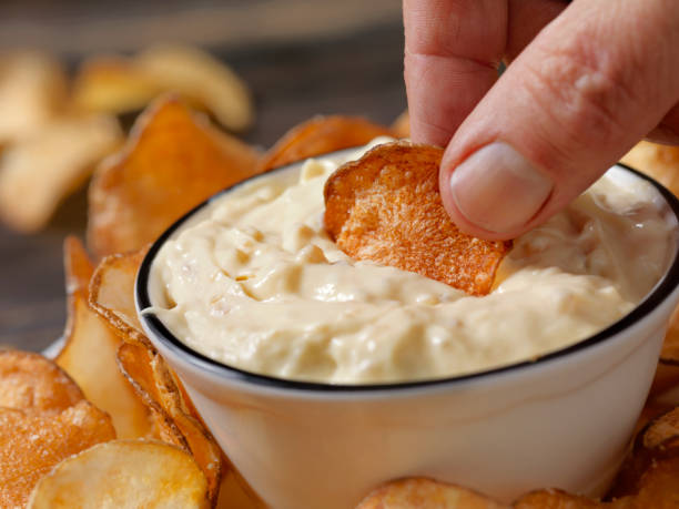 손으로 만든 감자 칩 프렌치 양파 딥 - appetizer bowl potato chip condiment 뉴스 사진 이미지